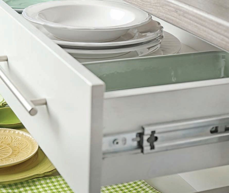 Kitchen drawer on telescopic channels
